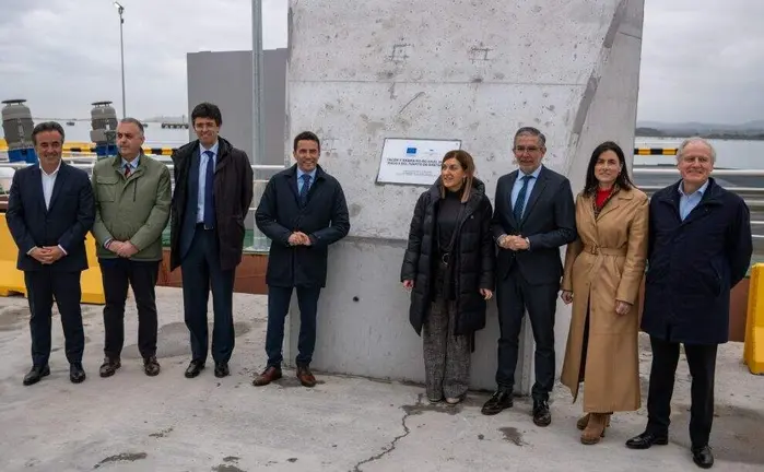 Las autoridades pol&iacute;ticas visitan las nuevas instalaciones.