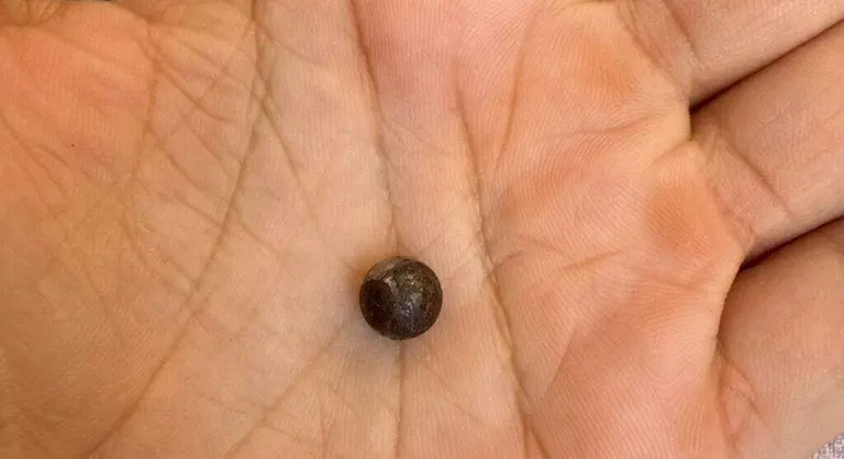 Uno de los balines encontrado en la calle Las Huertas.