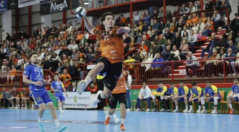 Un instante del partido en el pabell&oacute;n Vicente Trueba.