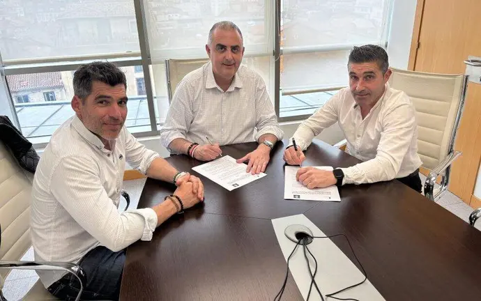 Un momento de la firma del convenio en la sede de la Consejer&iacute;a de Fomento.