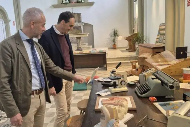 Inauguraci&oacute;n del centro cultural con la presencia del consejero de Educaci&oacute;n y el alcalde.