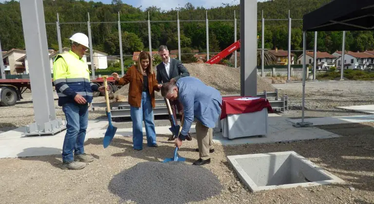El alcalde Juan Jos&eacute; Barruetabe&ntilde;a cogi&oacute; la pala en el acto de la colocaci&oacute;n de primera piedra. R.A.