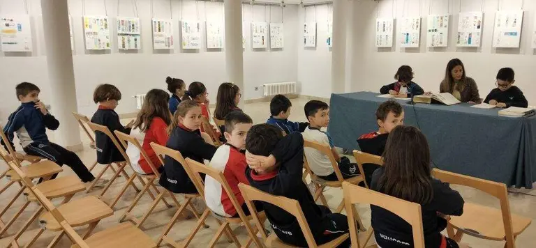 Alumnos del colegio Sagrado Coraz&oacute;n de Jes&uacute;s en la lectura del Quijote. R.A.