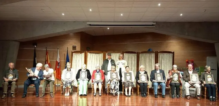 Un momento del homenaje a los mayores. en Meruelo.