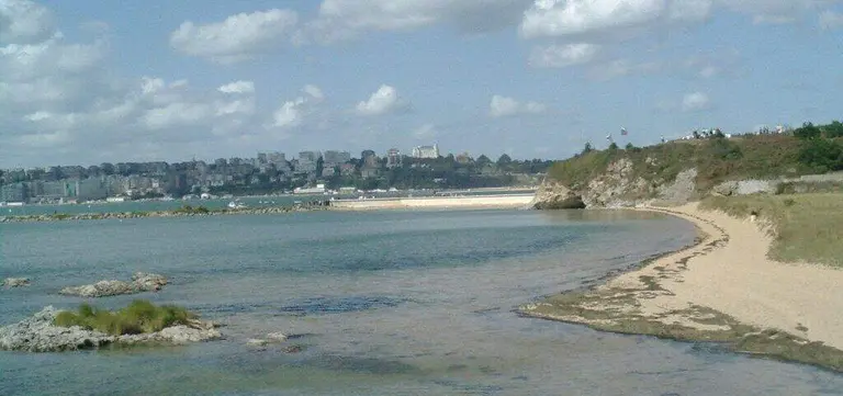 Playa de Pedre&ntilde;a en marina de Cudeyo. Wikipedia