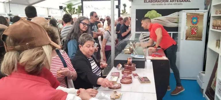 La Feria cuenta con 15 expositores de conserveras. R.A.