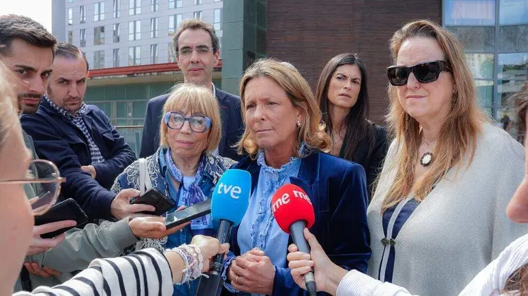 Mar&iacute;a Fuster atiende a los medios de comunicaci&oacute;n.