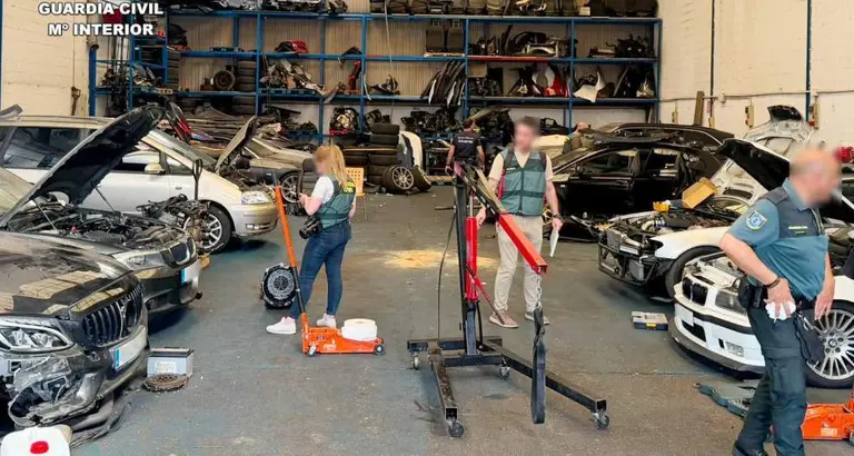 La Guardia Civil en el taller en Marina de Cudeyo.