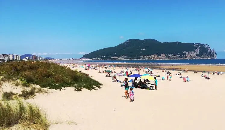 Playa de Laredo en verano. R.A.