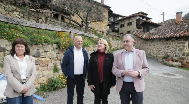 Las autoridades pol&iacute;ticas visitaron el pueblo.
