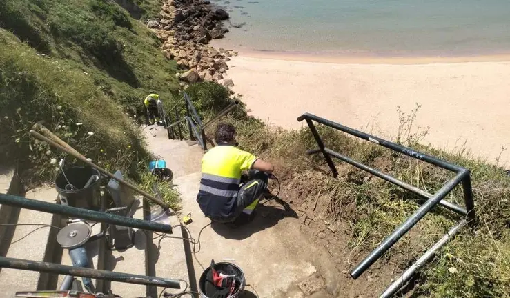 Arreglo en la barandilla de la playa de Somocuevas, en Liencres.