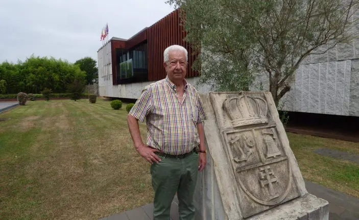 El alcalde de Meruelo, Evaristo Dom&iacute;nguez (PP), junto al escudo del Ayuntamiento. R.A.