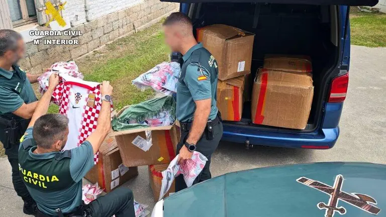 Camisetas intervenidas por la Guardia Civil.