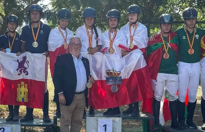 Equipo de Cantabria en el podium.