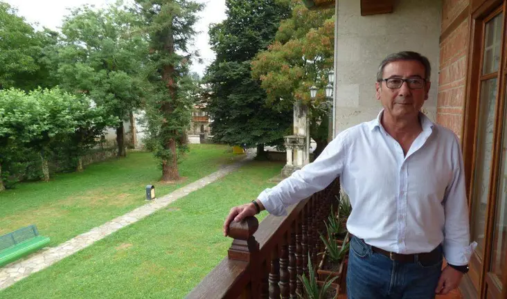 El regidor municipal de Santa Mar&iacute;a de Cay&oacute;n, Francisco Viar (PP), en el balc&oacute;n del Ayuntamiento. R.A.