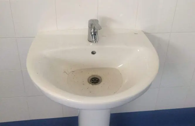 Atasco en el lavabo de las piscinas.