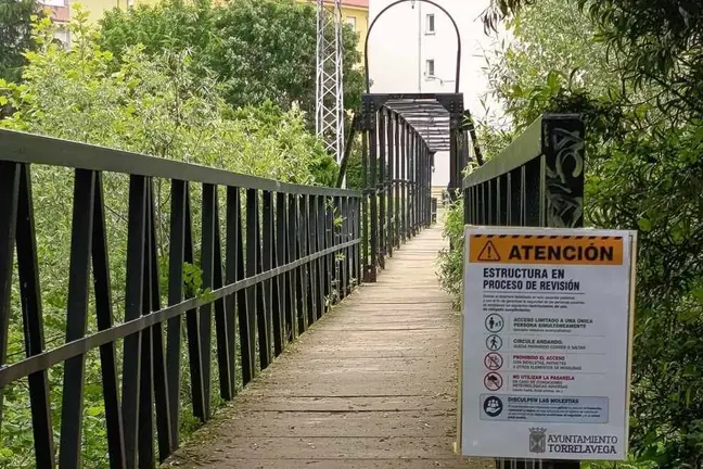 Pasarela met&aacute;lica de La Barquera.