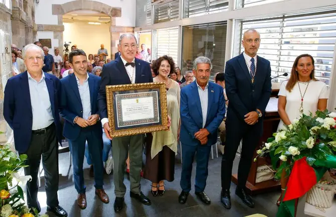 Acto de concesi&oacute;n del t&iacute;tulo de Hijo Adoptivo.