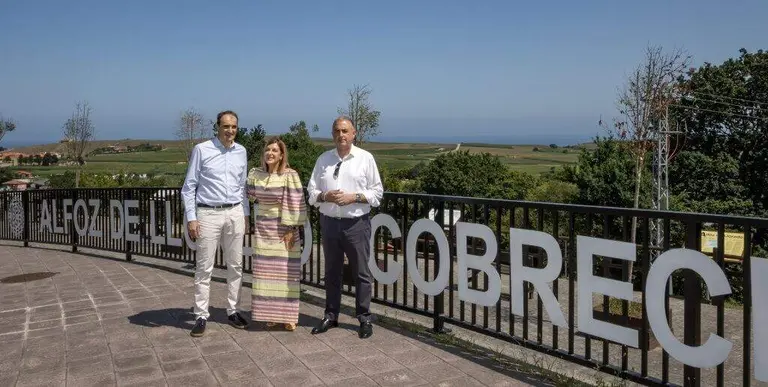 Las autroridades pol&iacute;ticas visitaron el mirador de C&oacute;breces.