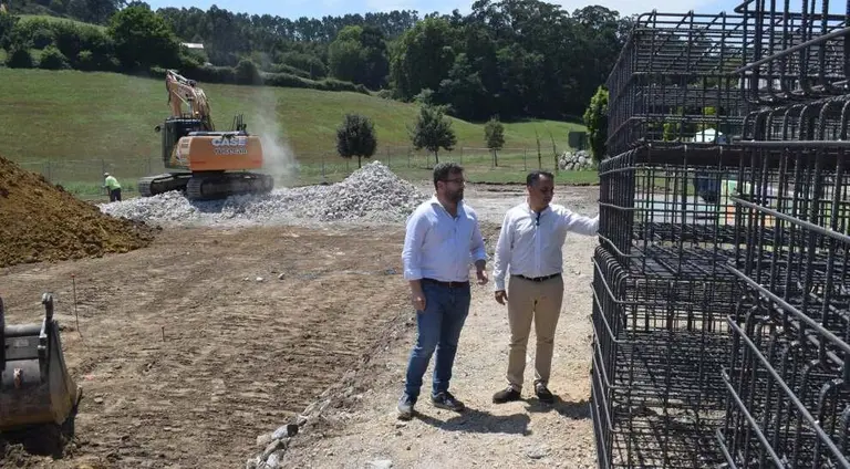 Inicio de las obras de la cubierta del parque infantil en Mortera.