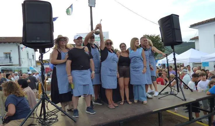 'Los &Uacute;ltimos de la fila', ganadores del Concurso de marmite de las Fiestas de San Esteban en Argo&ntilde;os. R.A.