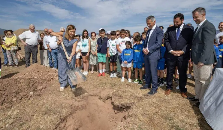 Un momento de la colocaci&oacute;n de la primera piedra del campo de f&uacute;tbol en Campoo de Enmedio.