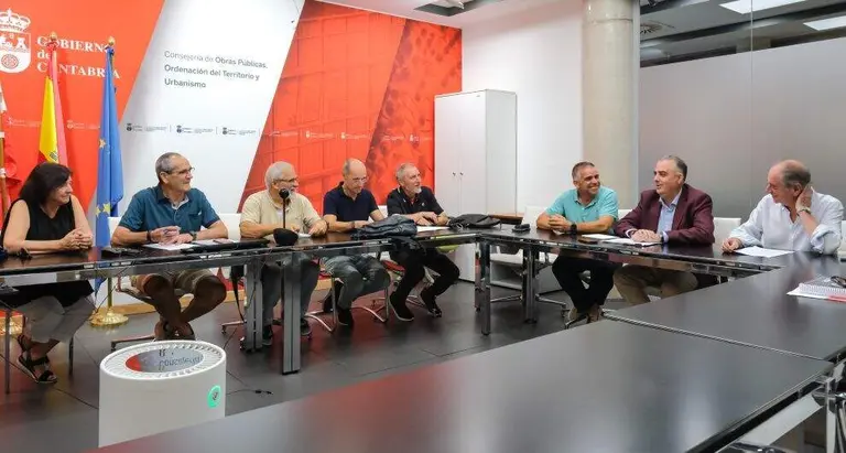Reuni&oacute;n entre el consejero, el alcalde y los afectados por las sentencias de derribo.