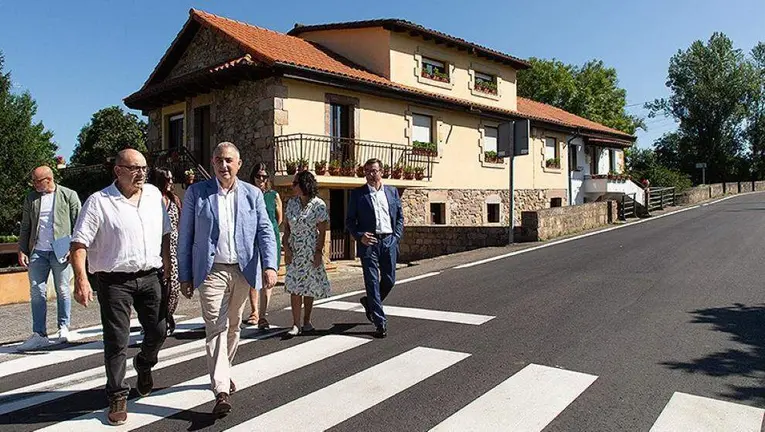 Las autoridades pol&iacute;ticas visitaron la carretera.