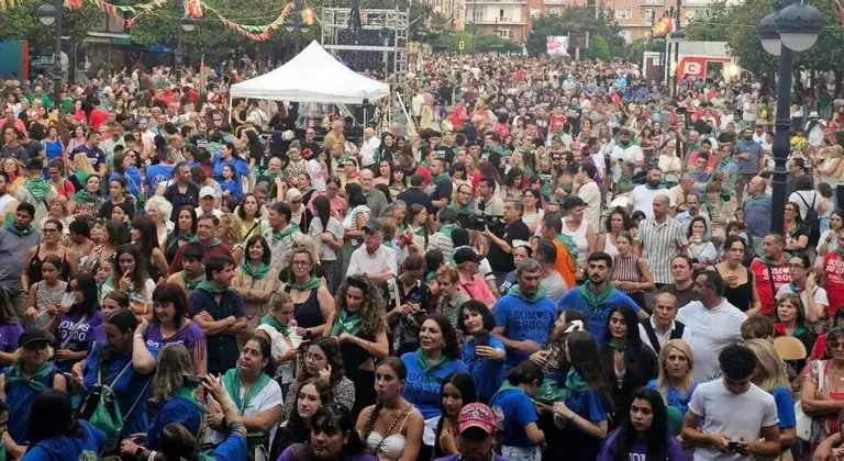 Asistentes al preg&oacute;n de las Fiestas de Torrelavega.