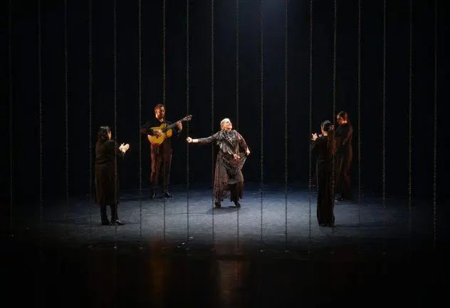 Cadenas en el escenario.