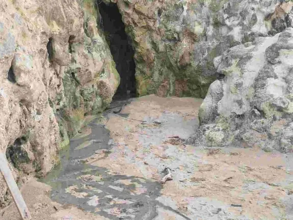 Vertidos en la playa de la Virgen del Mar en Santander.