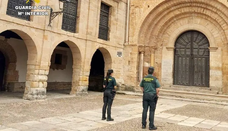 Vigilancia d e los agentes en la Colegiata de Santillana del Mar.
