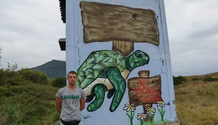 Juan Solanas en el mural realizado en Berria. R.A.