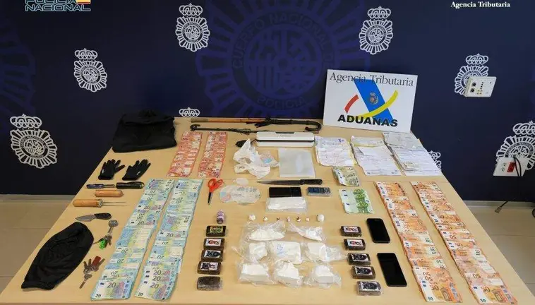 Dinero y droga incautado en la operaci&oacute;n policial.
