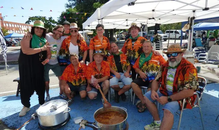 Los grupos cocinando la marmita en Colindres. R.A.