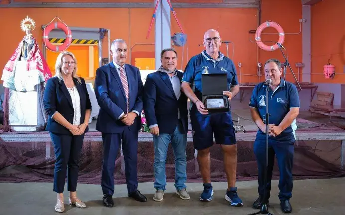 Hilario, junto a las autoridades pol&iacute;ticas durantee la entrega de la placa.