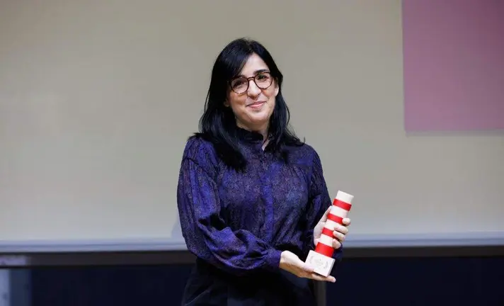 Alauda Ruiz de Azúa con el Faro.