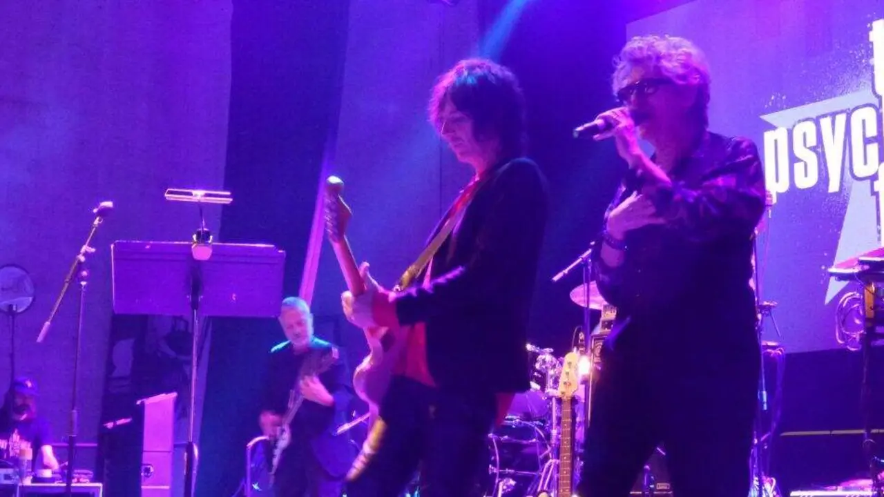 El vocal del grupo, a la derecha, sobre el escenario. R.A.