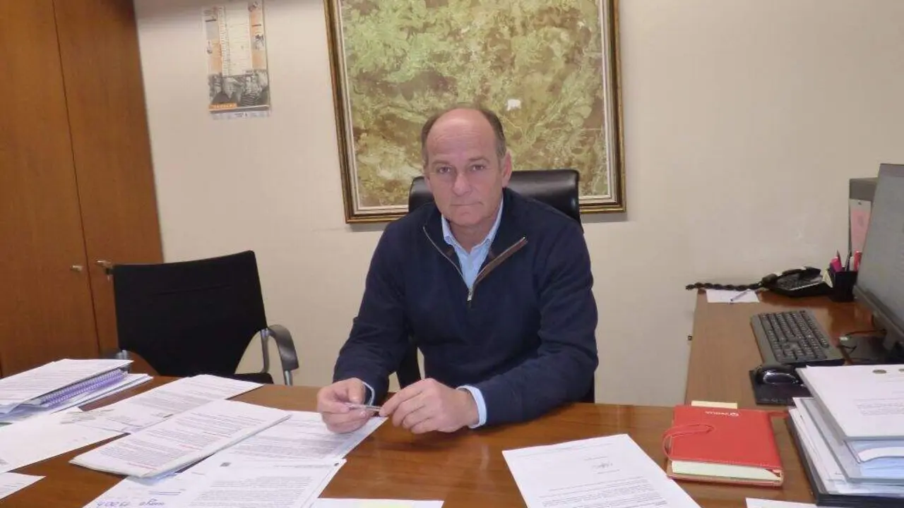 El alcalde de Voto, Santiago del Campo (PP), en su despacho. R.A.