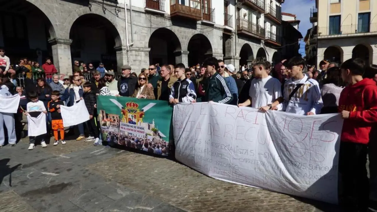 Concentraci&oacute;n en Castro Urdiales contra el centro de Menas. R.A.