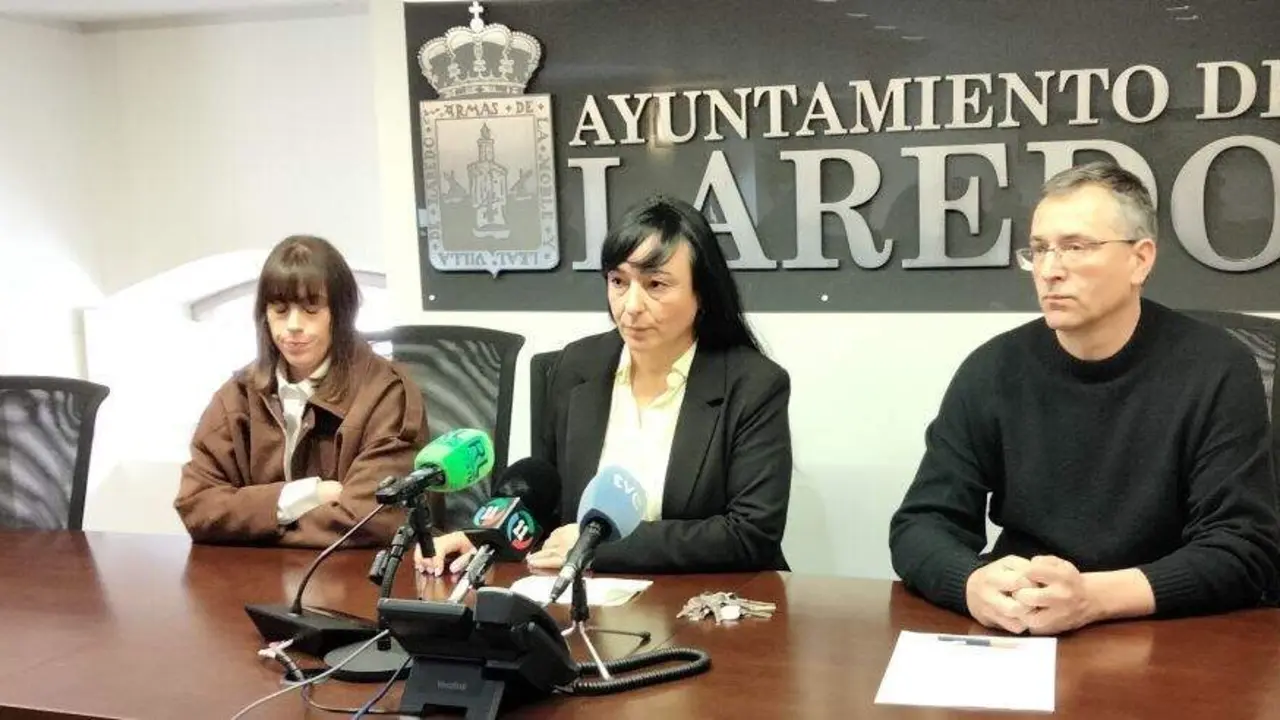 Rueda de prensa de Hacemos Laredo para comunicar el abandono del equipo de Gobierno local. R.A.