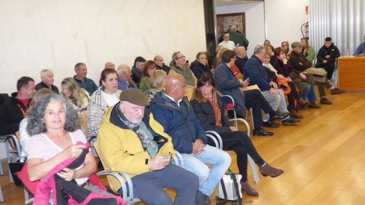 Vecinos en el Pleno de Santa Cruz de Bezana. R.A.