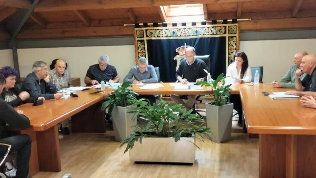 Concejales en el Pleno ordinario de Voto celebrado hoy. R.A.