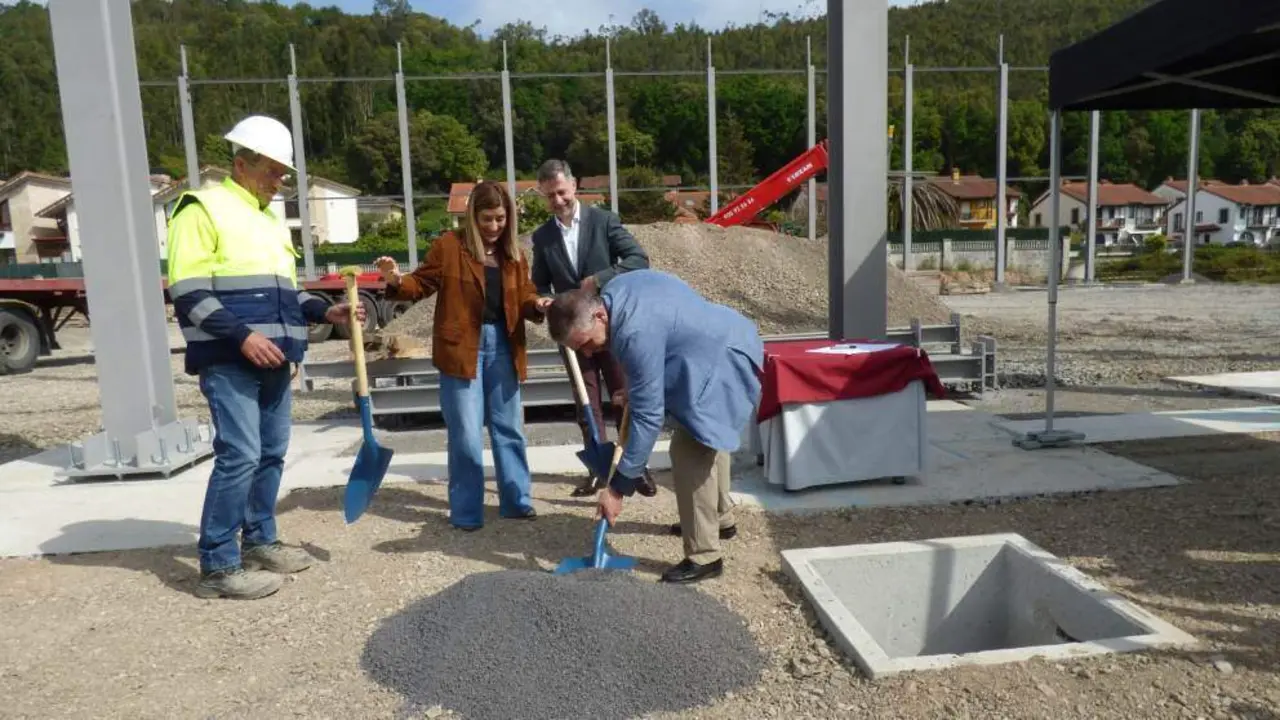 El alcalde Juan Jos&eacute; Barruetabe&ntilde;a cogi&oacute; la pala en el acto de la colocaci&oacute;n de primera piedra. R.A.