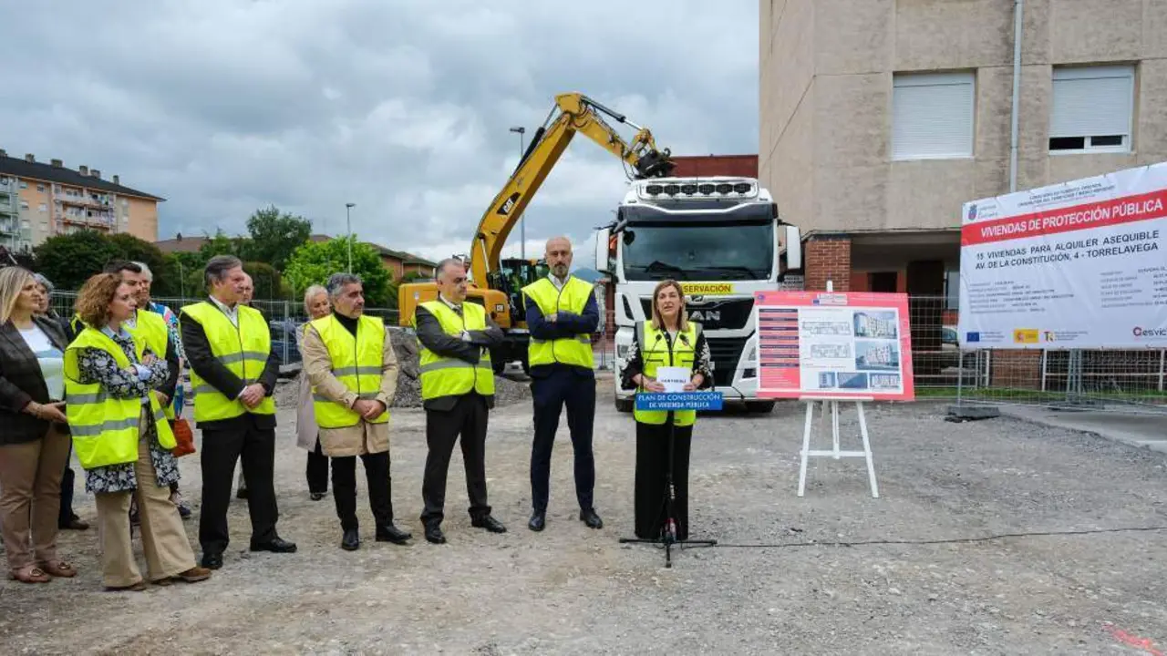 Acto de colocaci&oacute;n de la primera piedra de las viviendas.