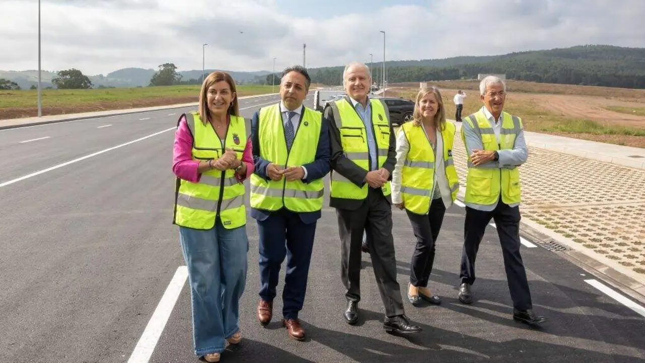 Las autoridades pol&iacute;ticas visitan las obras de La Pasiega.
