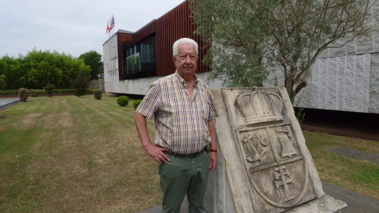 El alcalde de Meruelo, Evaristo Dom&iacute;nguez (PP), junto al escudo del Ayuntamiento. R.A.