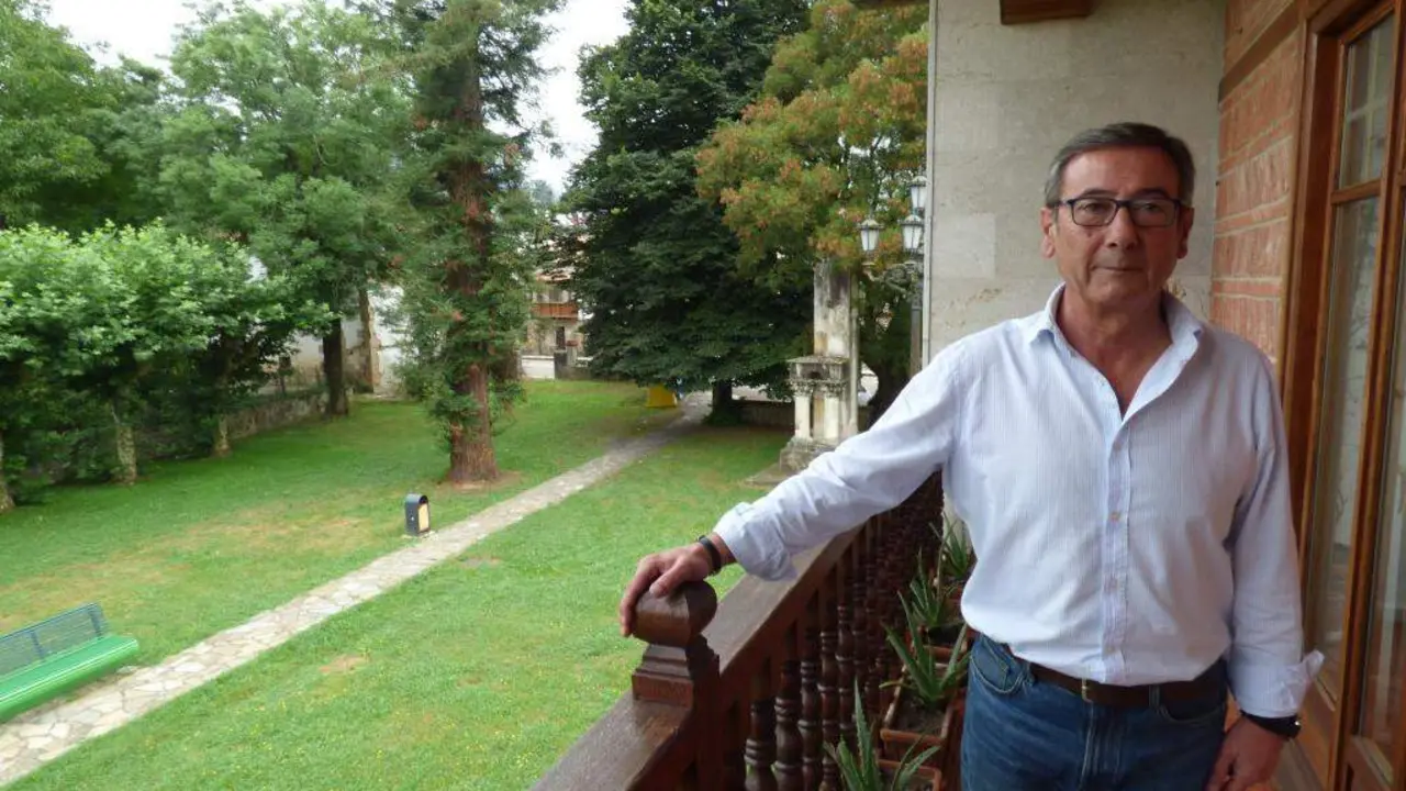 El regidor municipal de Santa Mar&iacute;a de Cay&oacute;n, Francisco Viar (PP), en el balc&oacute;n del Ayuntamiento. R.A.