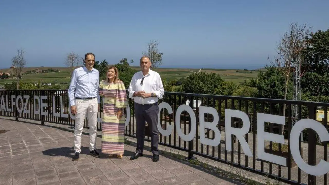 Las autroridades pol&iacute;ticas visitaron el mirador de C&oacute;breces.