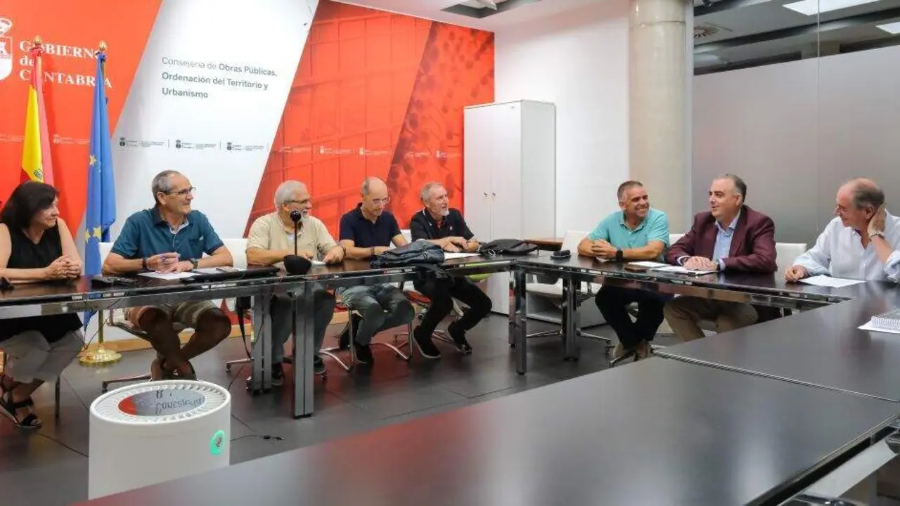 Reuni&oacute;n entre el consejero, el alcalde y los afectados por las sentencias de derribo.